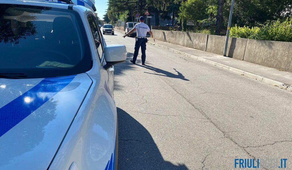 Passa con il semaforo giallo e viene fermato: guidava senza aver mai preso la patente