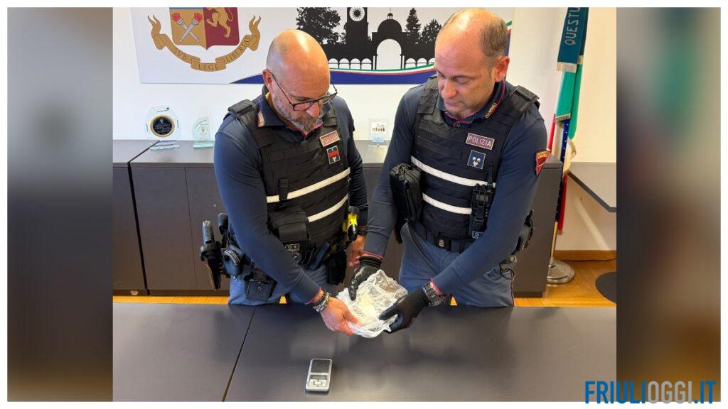 Tentano di scappare dalla polizia con oltre un etto di cocaina: due arresti a Udine