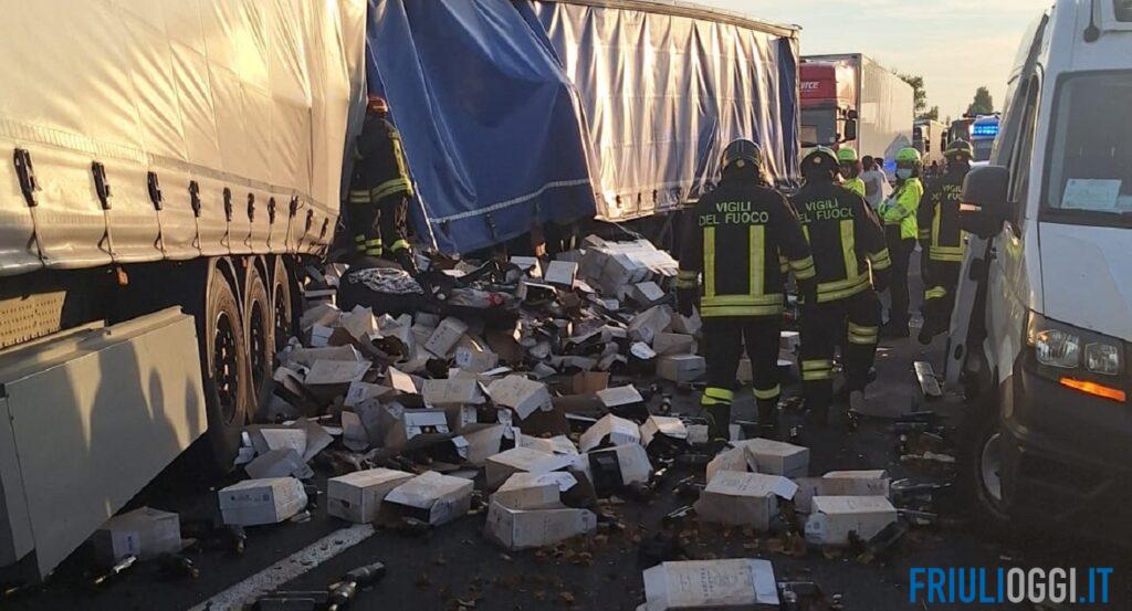 Tamponamento tra camion in A4: una persona è morta. Chiuso il tratto verso Trieste
