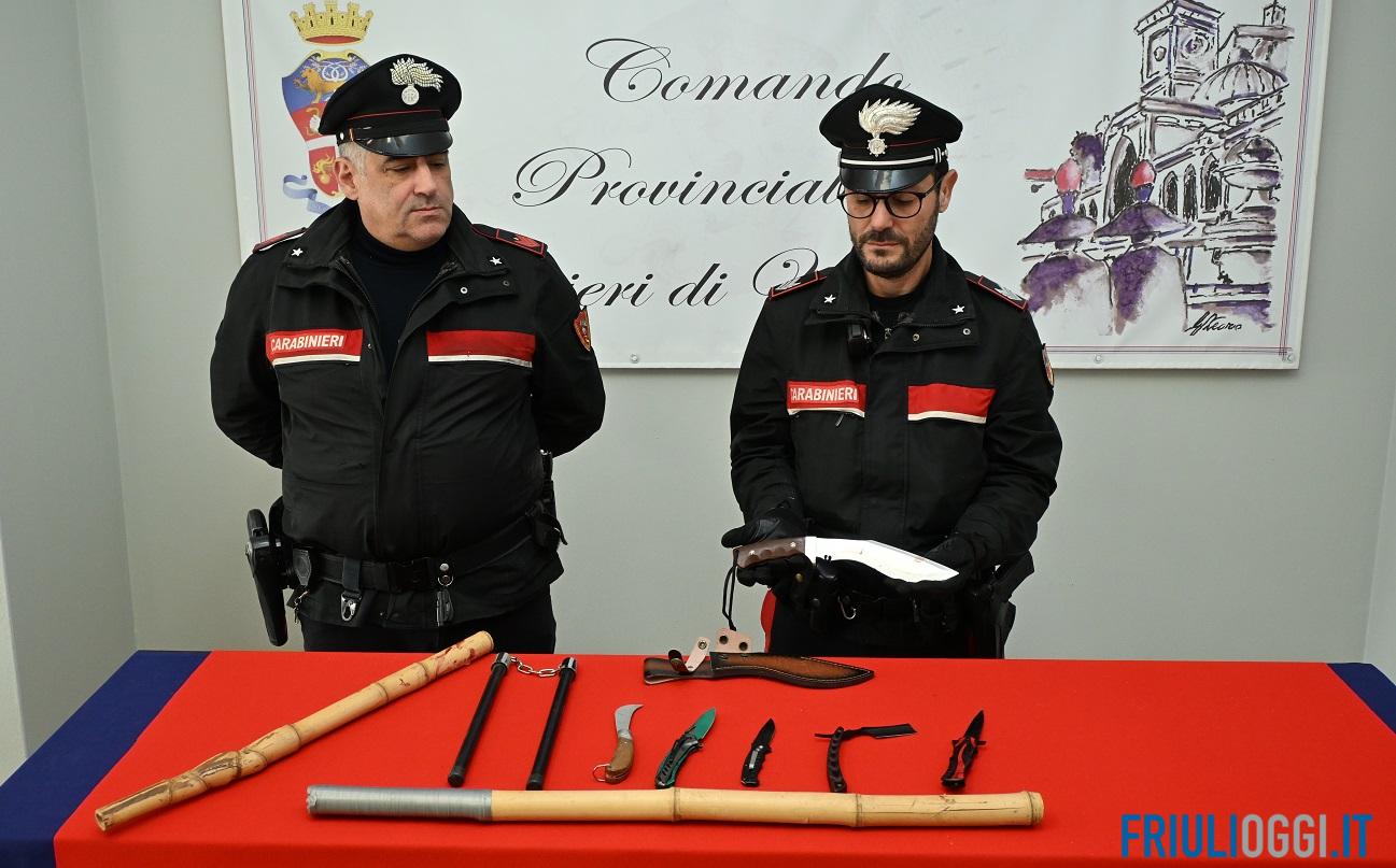 Carabinieri con coltelli e bastoni nella fotografia pubblicata da Friuli Oggi