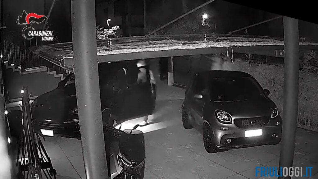 Ruba una Porsche a Lignano, poi si addormenta dentro: lo svegliano i carabinieri
