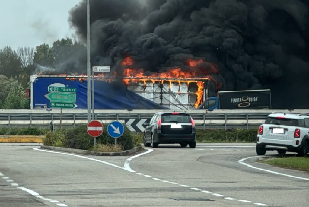 Camion in fiamme sull’A4, autostrada chiusa verso Venezia: traffico deviato