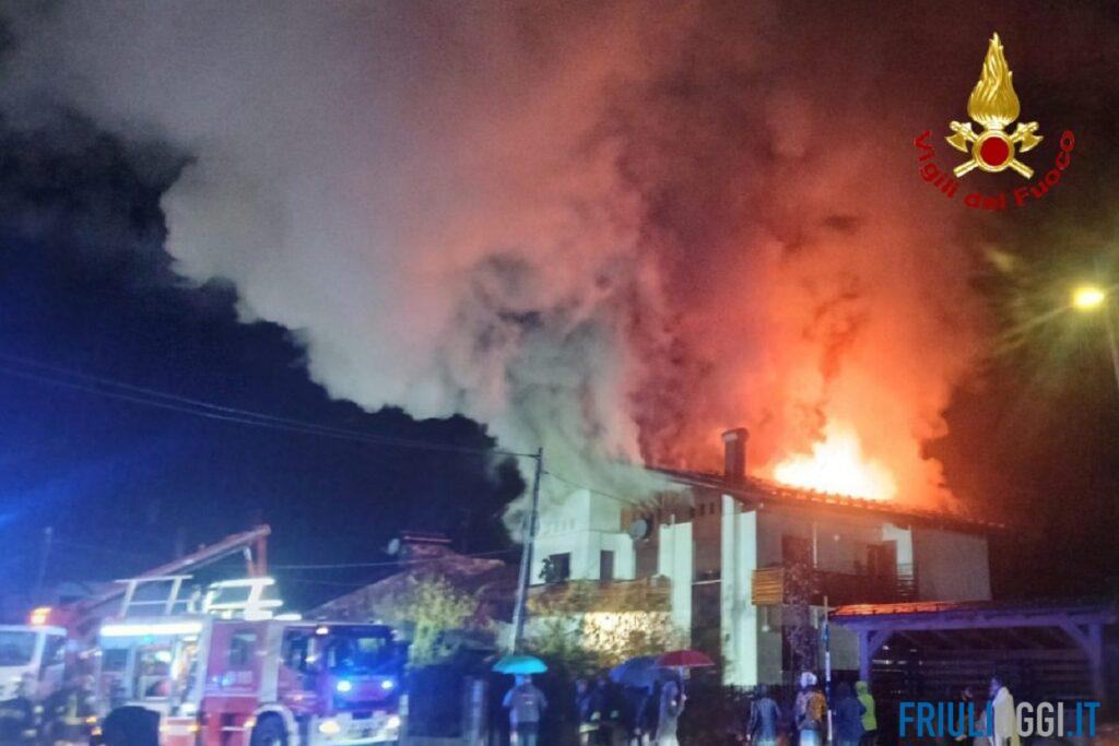 Incendio a Tarvisio, il tetto di una casa avvolto dalle fiamme: vigili del fuoco al lavoro tutta la notte