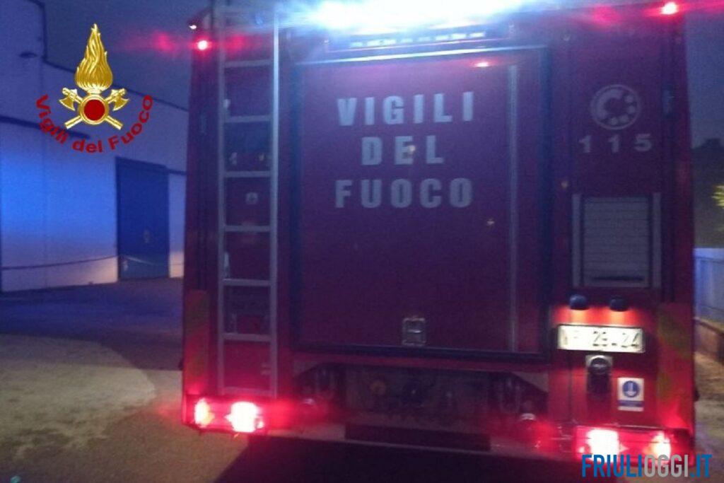 Incendio in una fabbrica di plastica, in fiamme i macchinari e parte del tetto