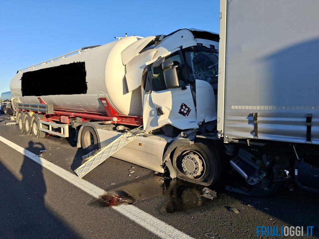 Incidente in A4, quattro camion coinvolti: scattano le deviazioni