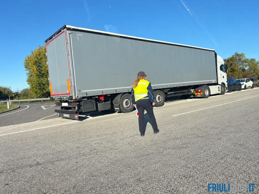 Incidente in via Lumignacco, scontro tra un camion e un’auto