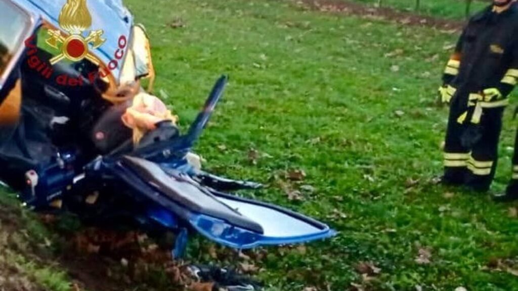 Incidente a Caorle, auto contro un platano: muore una 27enne di Muzzana del Turgnano
