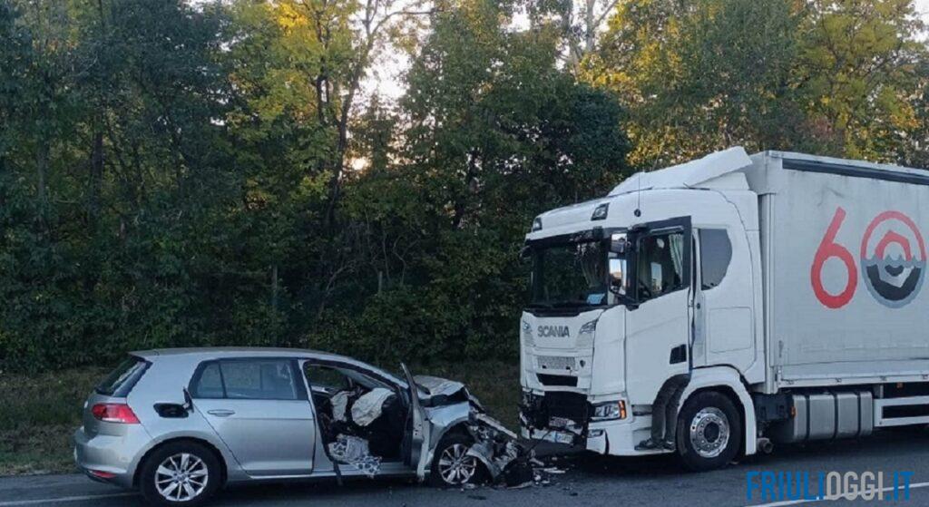 Scontro tra auto e tir sulla Pontebbana a Pordenone: muore una donna di 68 anni