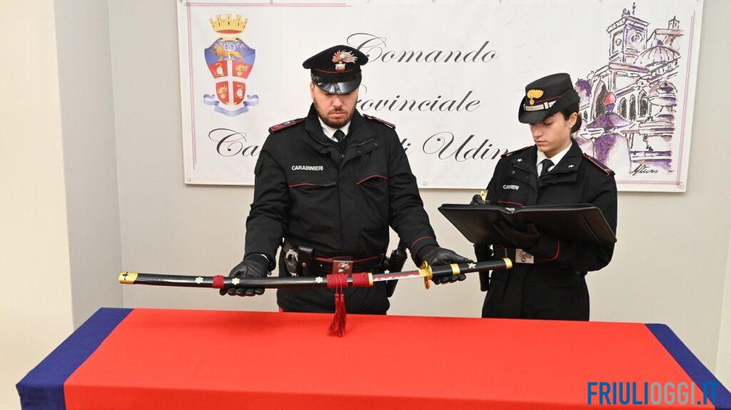 In piena notte gira in bicicletta per Campoformido con una katana legata sulla schiena