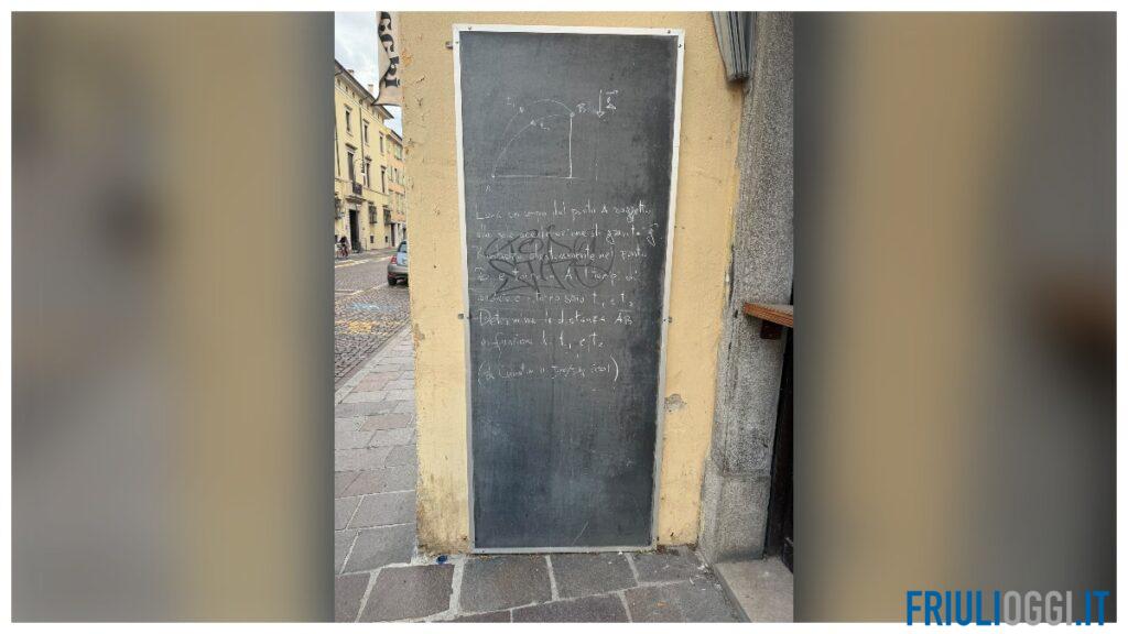 A Udine c’è una lavagna che sfida i passanti: qualcuno ha già risolto il problema matematico