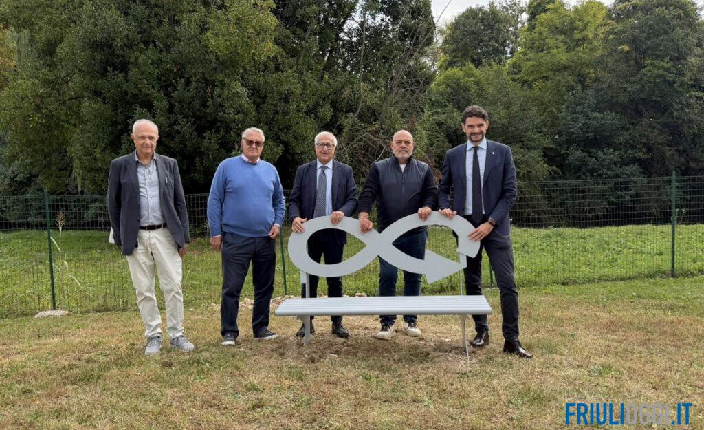 Una panchina a forma di infinito nel parco di Pordenone diventa un nuovo simbolo del riciclo