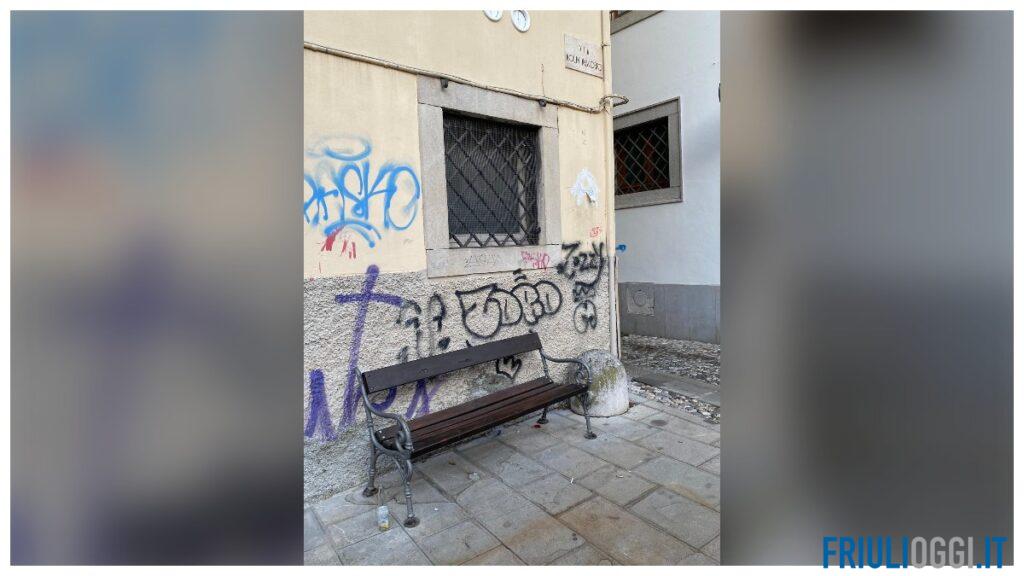 Udine, una panchina lungo la roggia diventa un ritrovo notturno tra alcolici e degrado