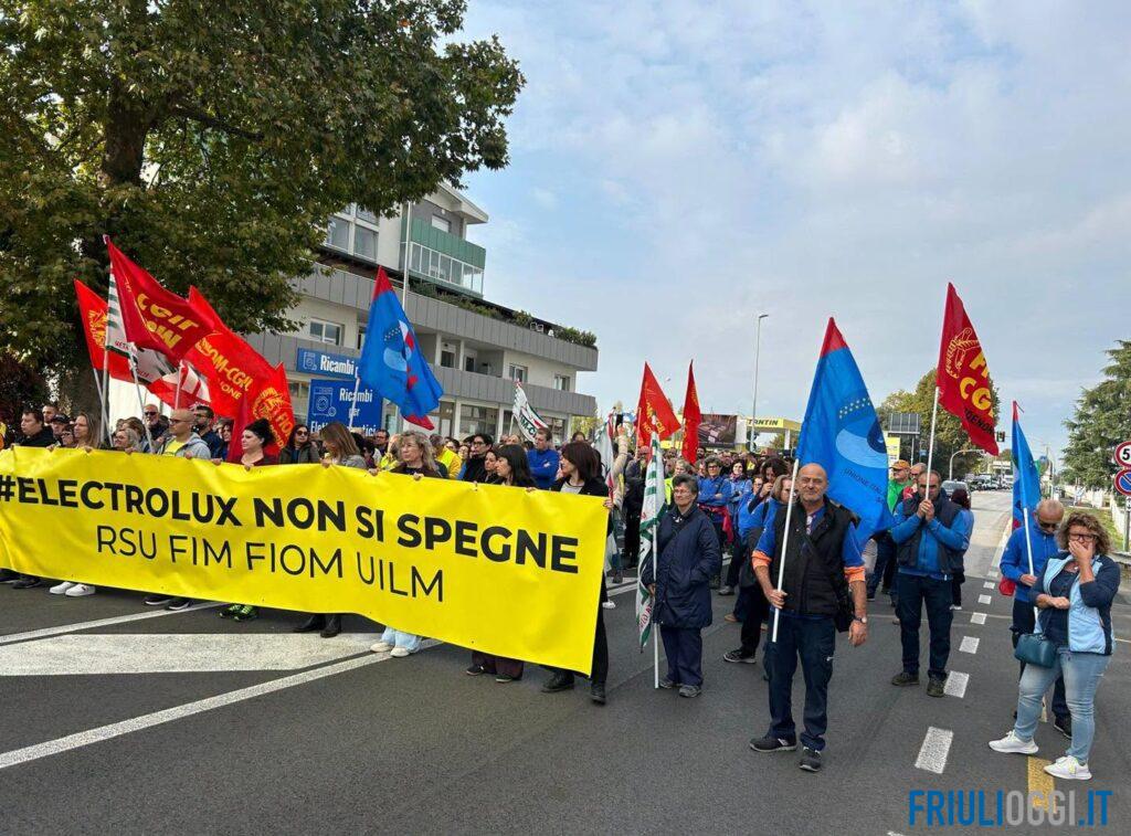 Electrolux, a Porcia centinaia di lavoratori in corteo: oltre 400 posti a rischio