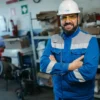 Lavoratore con casco e dispositivi di protezione in azienda
