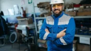 Lavoratore con casco e dispositivi di protezione in azienda