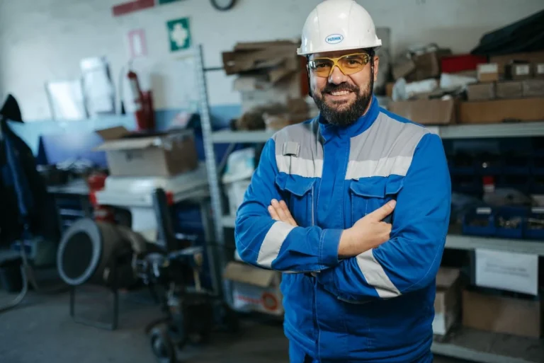 Lavoratore con casco e dispositivi di protezione in azienda