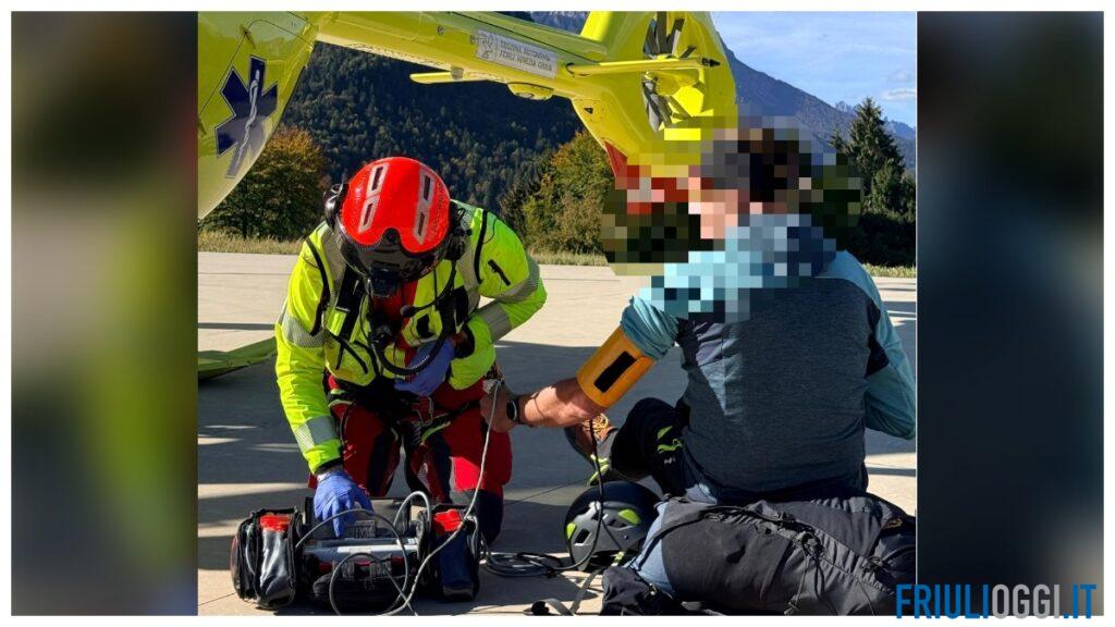 Cade sul ghiaione a Forni di Sopra e si lussa una spalla: escursionista recuperato con l’elicottero