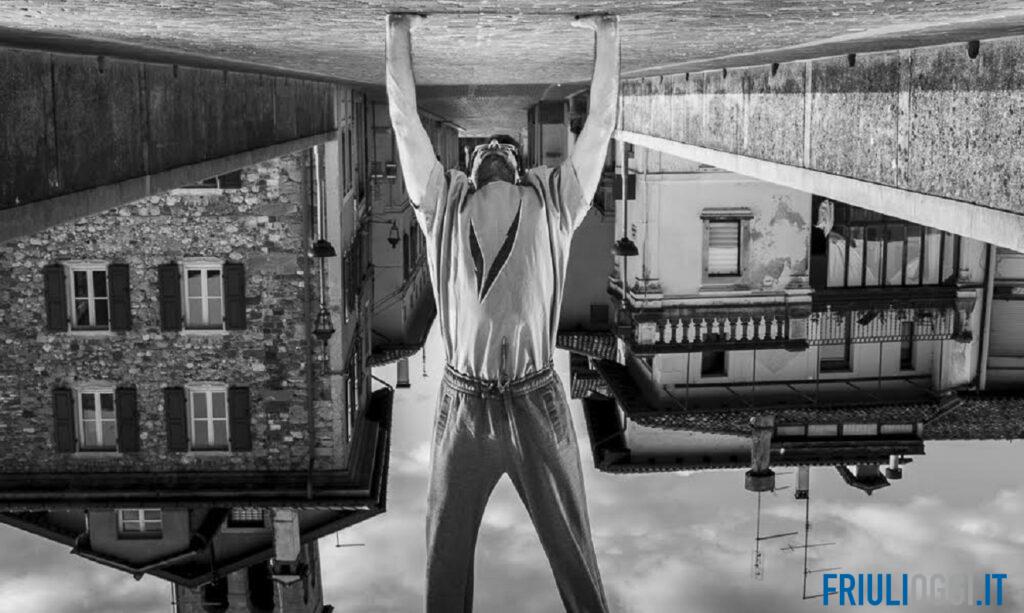 A Cividale la gravità si ribalta: 20 foto trasformano la città in un mondo alla Escher